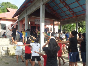 Antusiasme Warga dalam Mengikuti Senam (Dok. SM-3T Pulau Tagulandang)